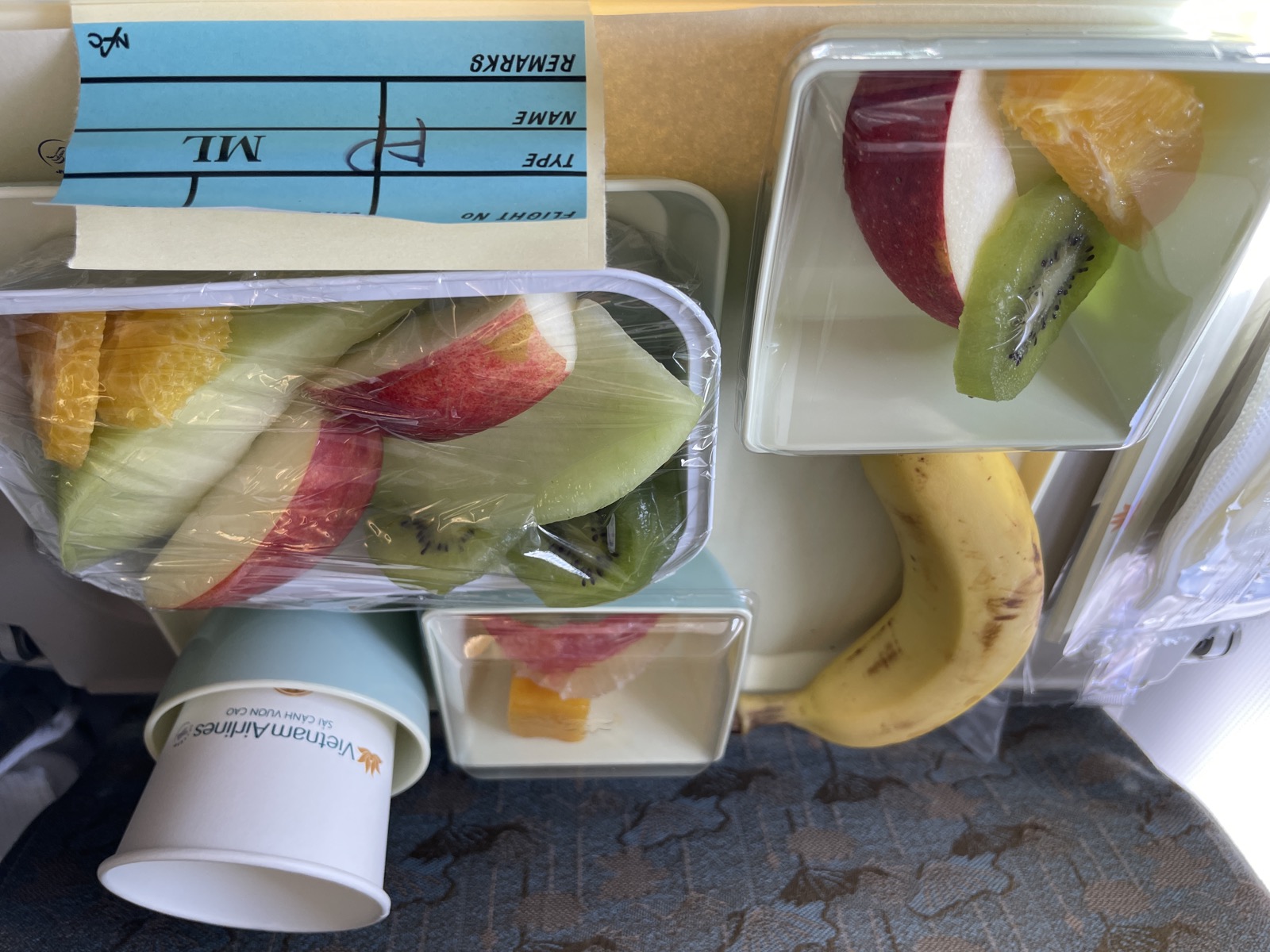 ベトナム航空の特別機内食、リンゴやキウイやオレンジのフルーツプレート