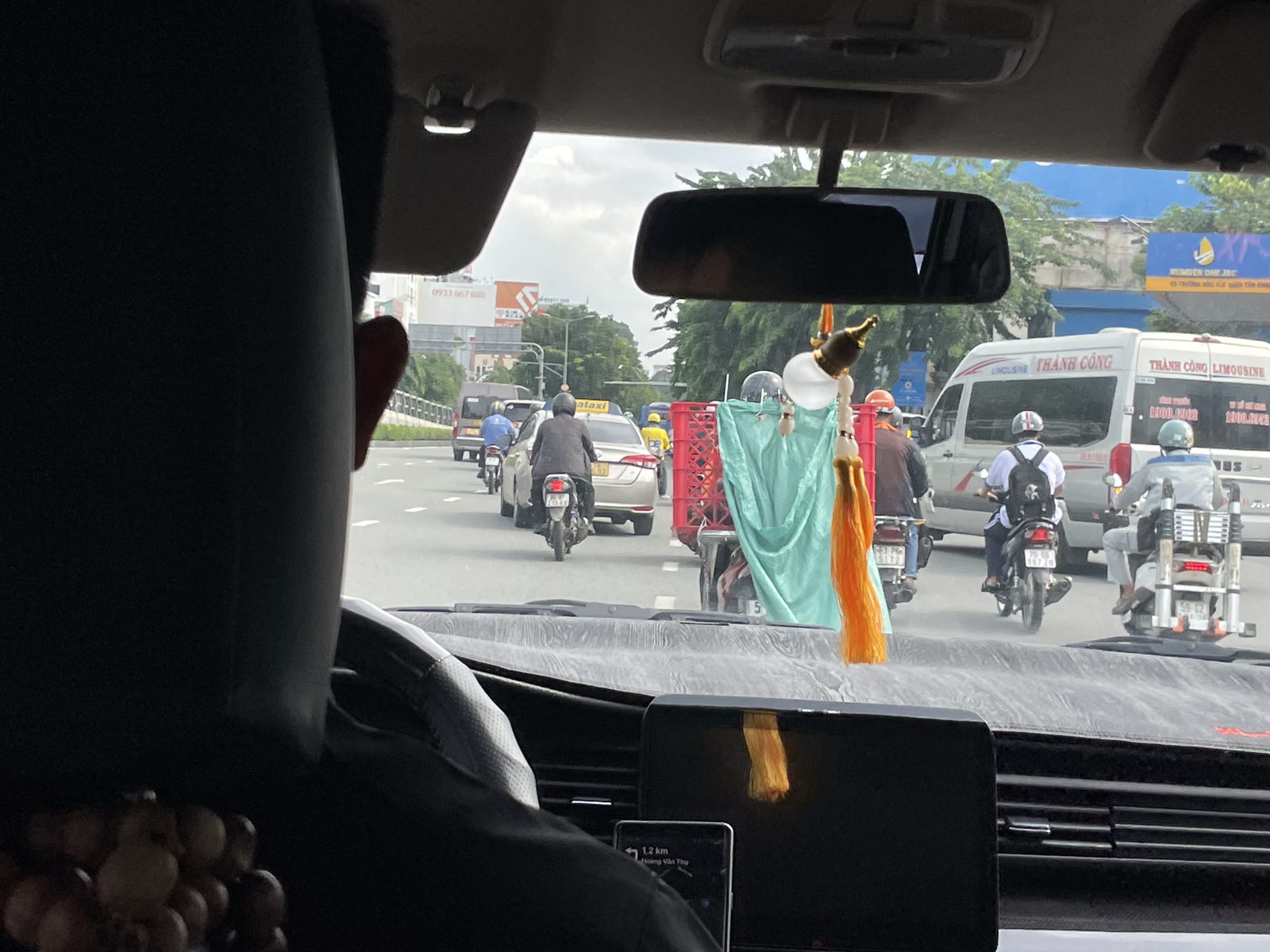 ホーチミンのGrabの車内から見た、バイクで埋め尽くされた道路