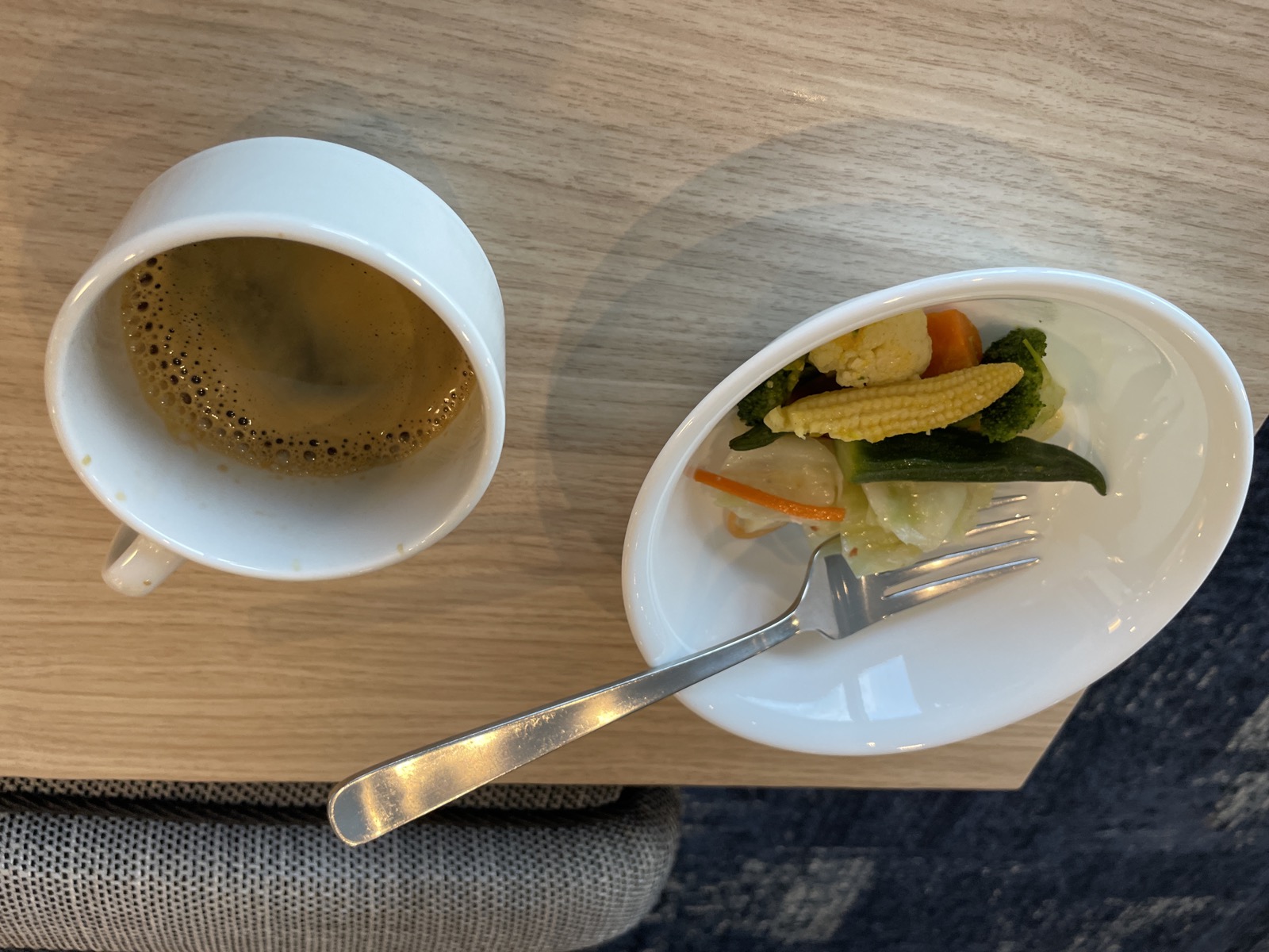 空港ラウンジの朝食、コーヒーと温野菜のソテーの小皿