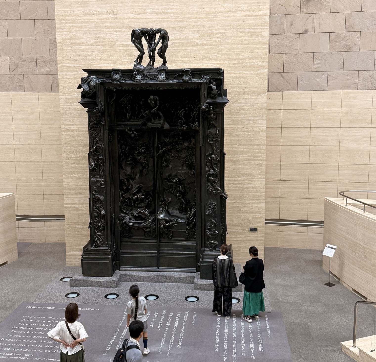 静岡県立美術館ロダン館に展示された《地獄の門》、床に立つ人と比べるとその大きさがわかる