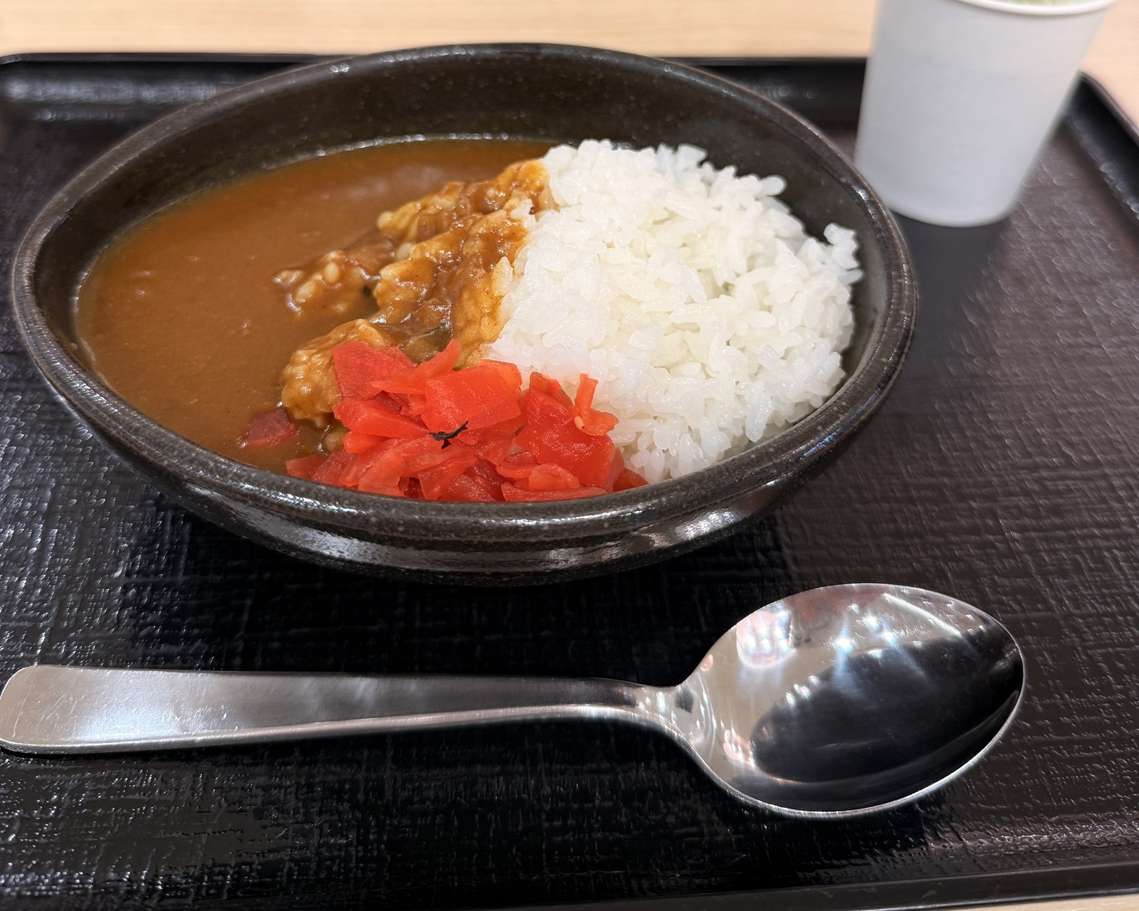 新東名NEOPASA静岡のフードコートで食べた小盛りのカレーライス、福神漬けが添えられている