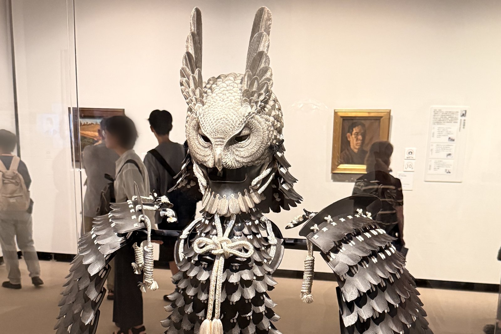 金属の羽を重ねて作られたミミズクの甲冑、大きく広げた両翼まで細かく作り込まれている