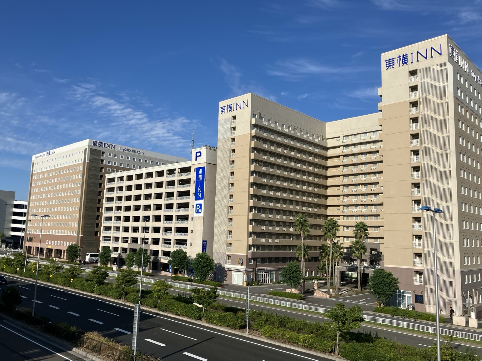 セントレア近くの東横INN、青空の下にそびえる外観