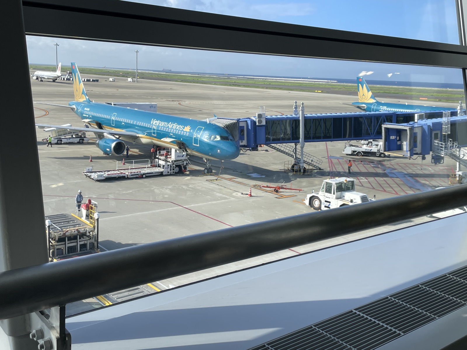 セントレアの搭乗口から見たベトナム航空の青い機体