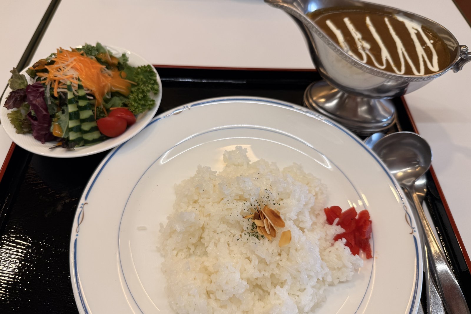 山形空港のレストランのカレーライスと、かほくイタリア野菜のサラダ