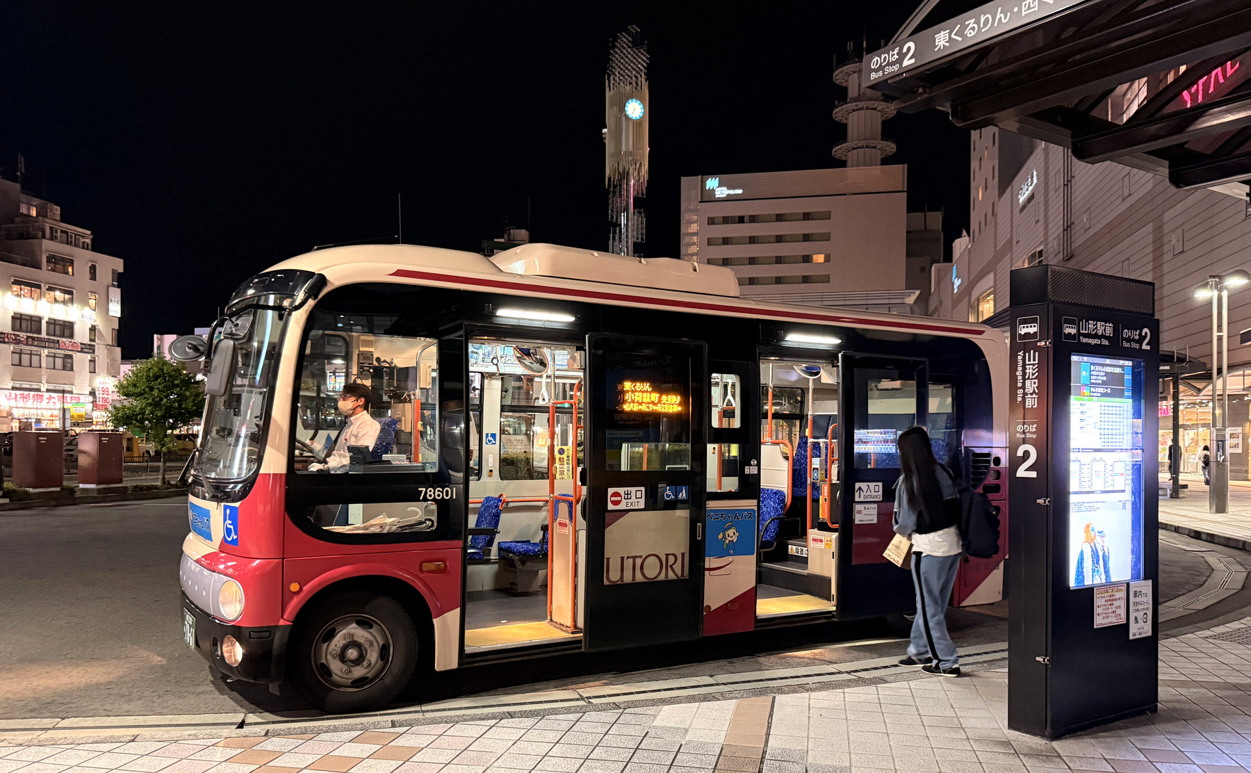 山形駅前で撮ったベニちゃんバス